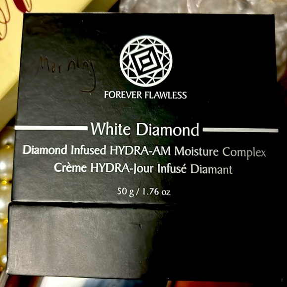 Forever Flawless White Diamond Diamond Infused HYDRA Am Mositure Complex